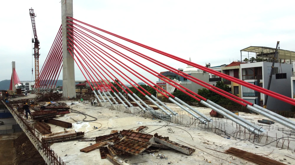 Diện mạo cầu dây văng trăm tỉ đầu tiên ở Thanh Hóa sắp hoàn thành -2.JPG