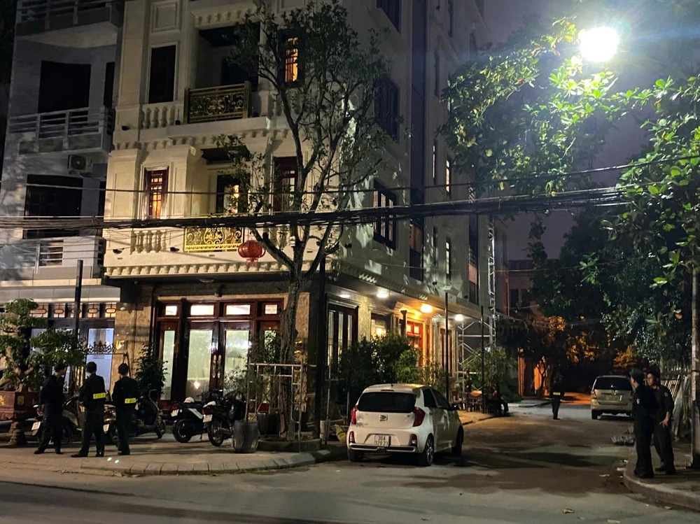 Hàng chục cảnh sát khám xét nhà riêng của 1 doanh nhân ở Thanh Hóa -2.jpg