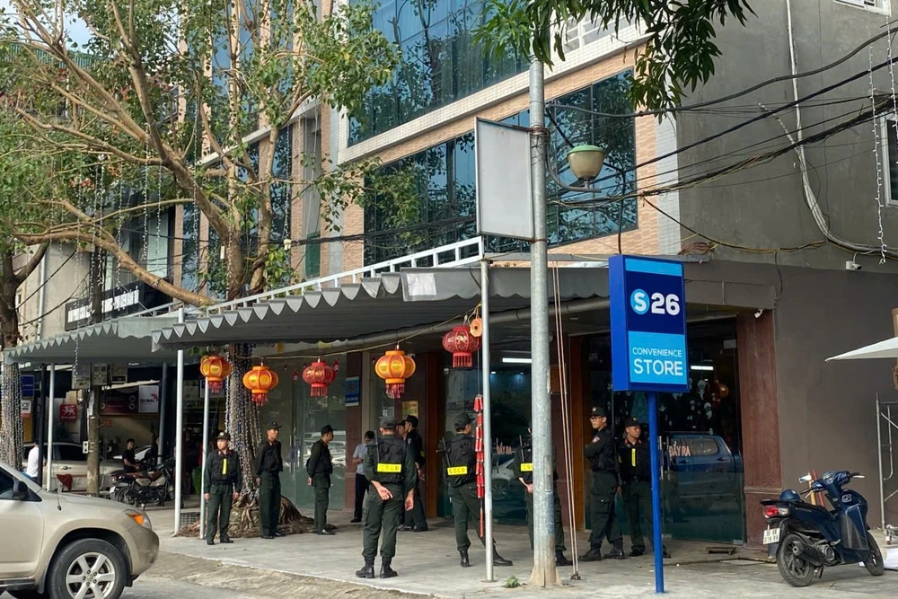 Hàng chục cảnh sát khám xét nhà riêng của 1 doanh nhân ở Thanh Hóa -3.jpg