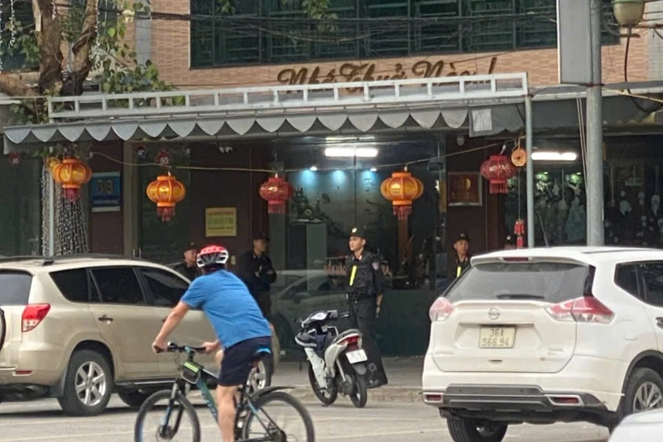 Hàng chục cảnh sát khám xét nhà riêng của 1 doanh nhân ở Thanh Hóa -5.jpg