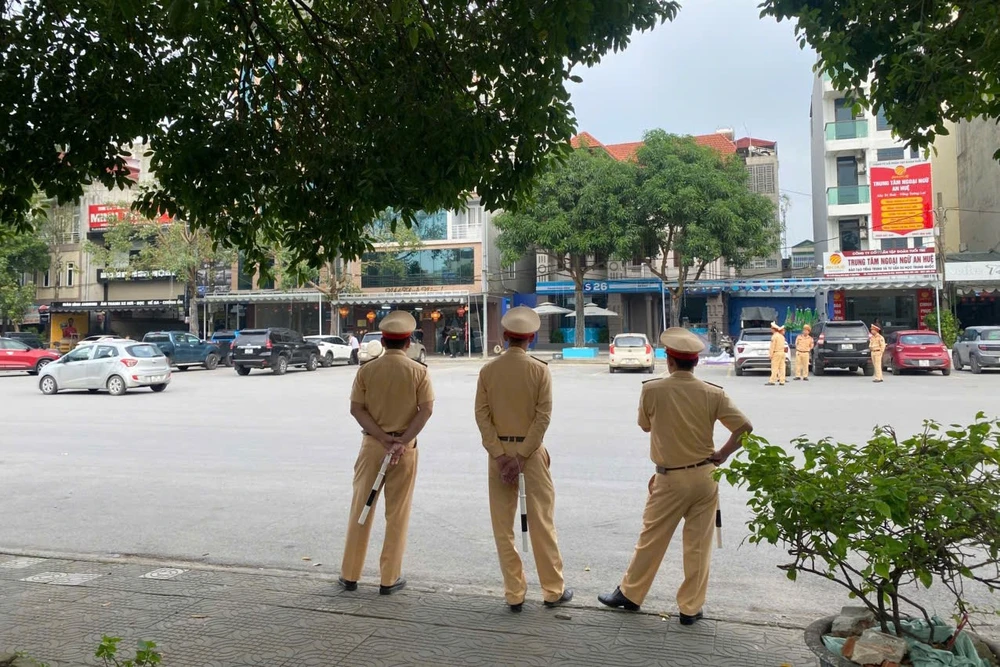 Hàng chục cảnh sát khám xét nhà riêng của 1 doanh nhân ở Thanh Hóa -7.jpg