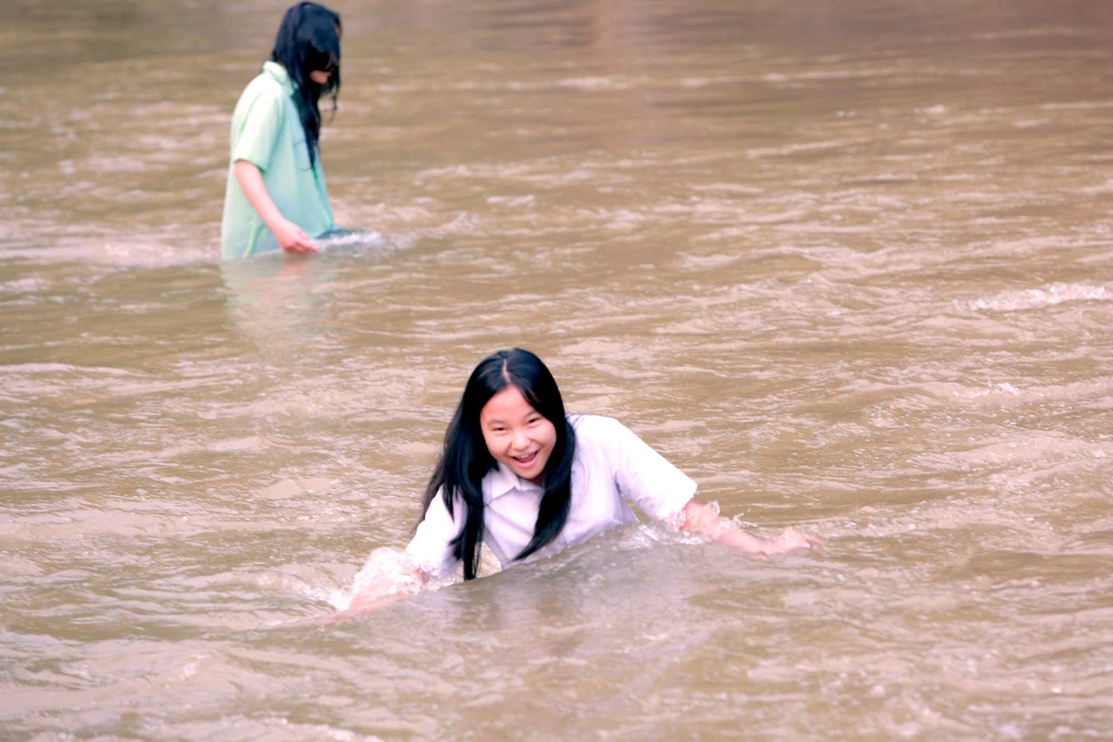 Hàng trăm học sinh phải ra suối tắm ở xã biên giới Mường Lát -10.JPG