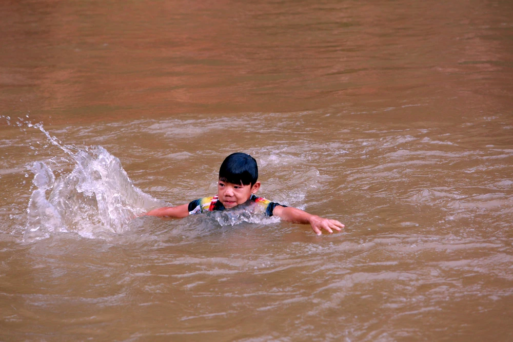 Hàng trăm học sinh phải ra suối tắm ở xã biên giới Mường Lát -14.JPG