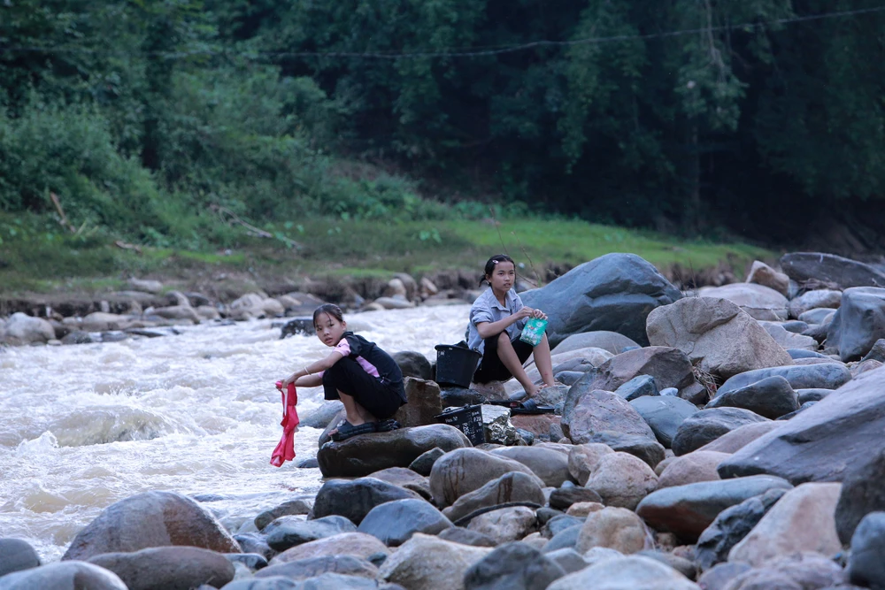 Hàng trăm học sinh phải ra suối tắm ở xã biên giới Mường Lát -18.JPG