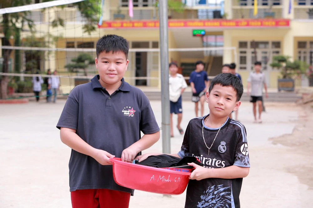 Hàng trăm học sinh phải ra suối tắm ở xã biên giới Mường Lát -2.JPG