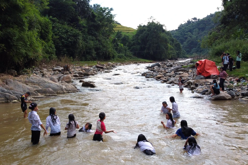 Hàng trăm học sinh phải ra suối tắm ở xã biên giới Mường Lát -22.JPG