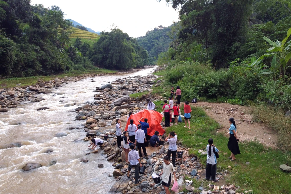 Hàng trăm học sinh phải ra suối tắm ở xã biên giới Mường Lát -23.JPG