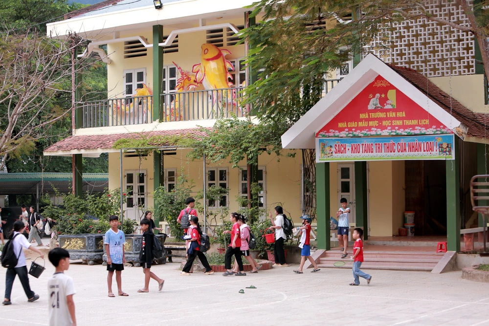 Hàng trăm học sinh phải ra suối tắm ở xã biên giới Mường Lát -.JPG