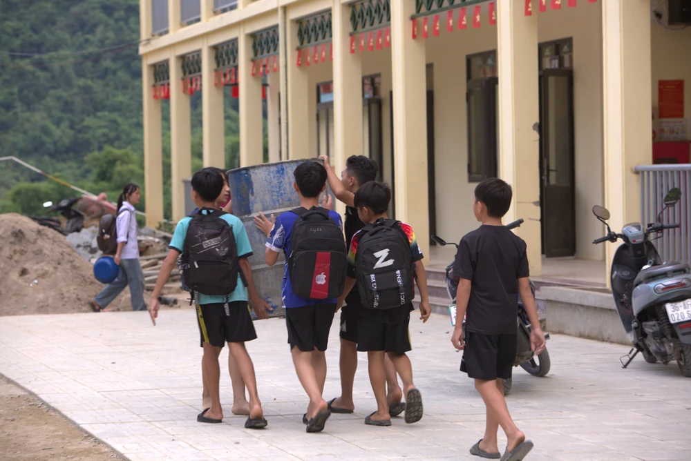 Hàng trăm học sinh phải ra suối tắm ở xã biên giới Mường Lát -3.jpg