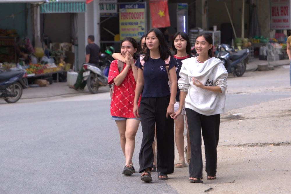 Hàng trăm học sinh phải ra suối tắm ở xã biên giới Mường Lát -4.jpg