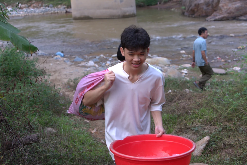 Hàng trăm học sinh phải ra suối tắm ở xã biên giới Mường Lát -5.jpg