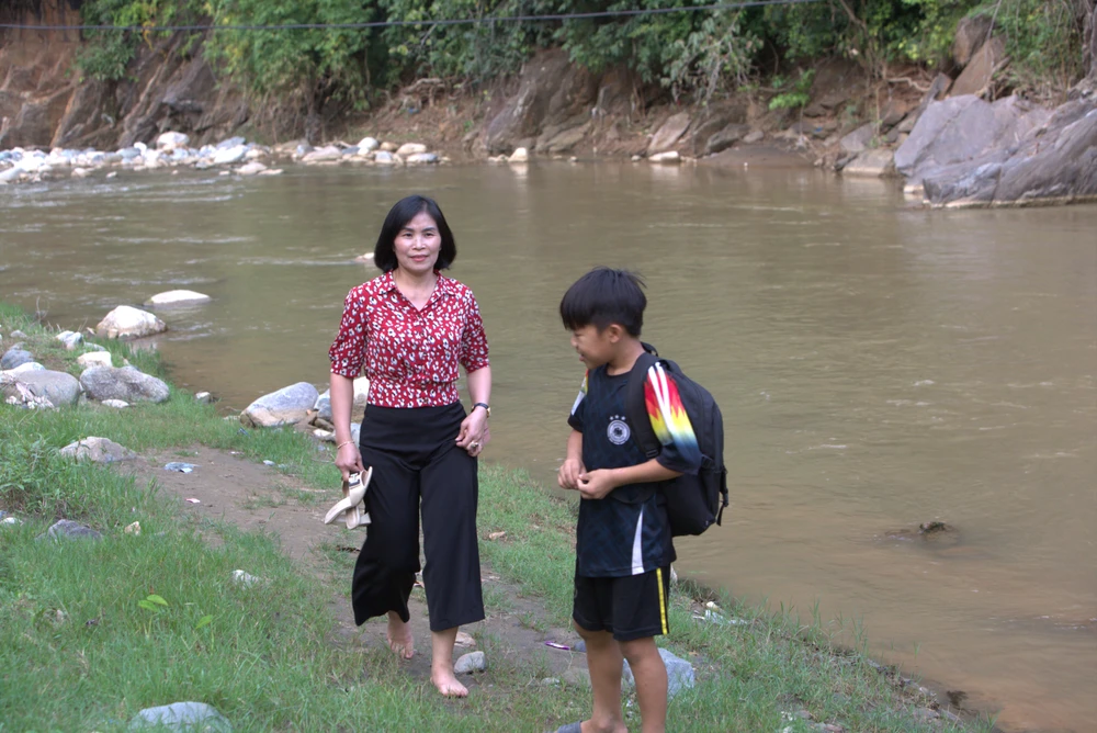 Hàng trăm học sinh phải ra suối tắm ở xã biên giới Mường Lát -6.jpg