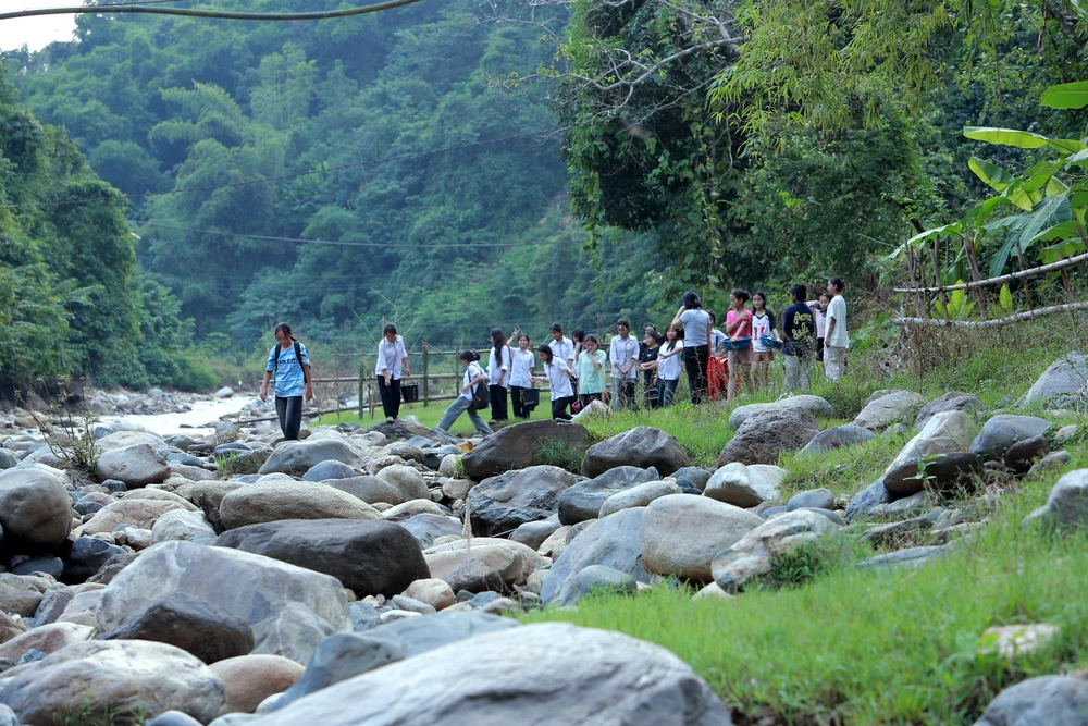 Hàng trăm học sinh phải ra suối tắm ở xã biên giới Mường Lát -7.JPG