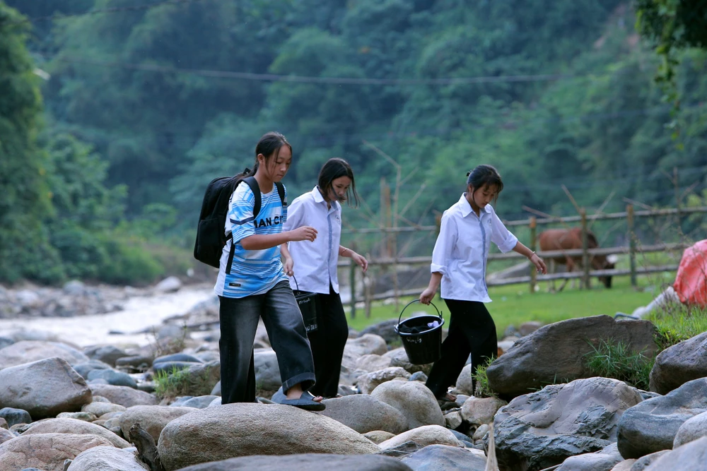 Hàng trăm học sinh phải ra suối tắm ở xã biên giới Mường Lát -8.JPG
