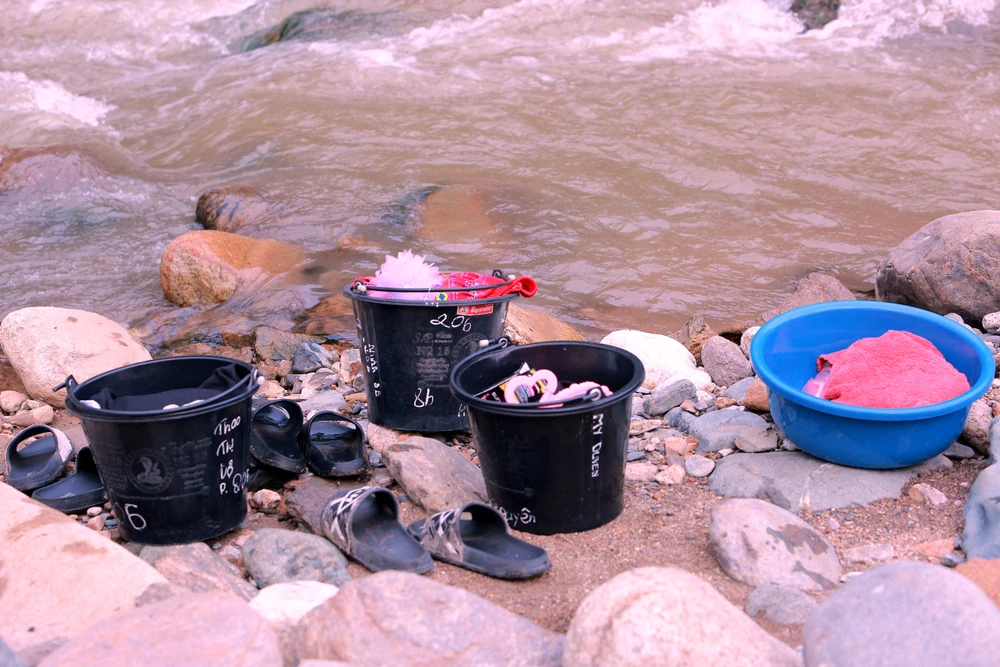 Hàng trăm học sinh phải ra suối tắm ở xã biên giới Mường Lát -9.JPG