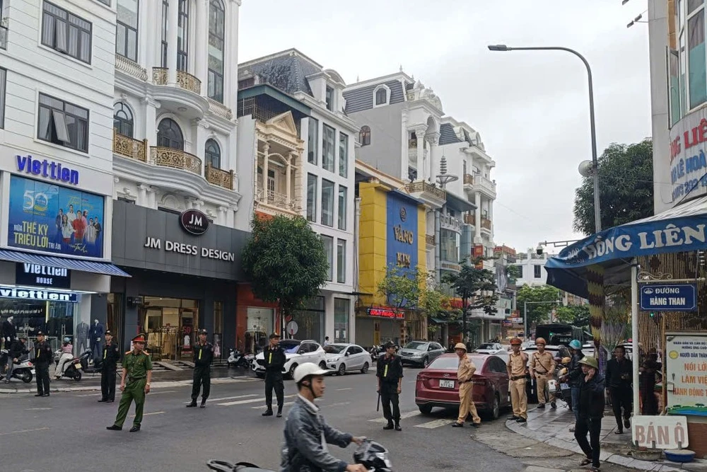 Hàng chục cảnh sát phong tỏa, xuất hiện trên phố tiệm vàng ở Thanh Hóa -11.jpg
