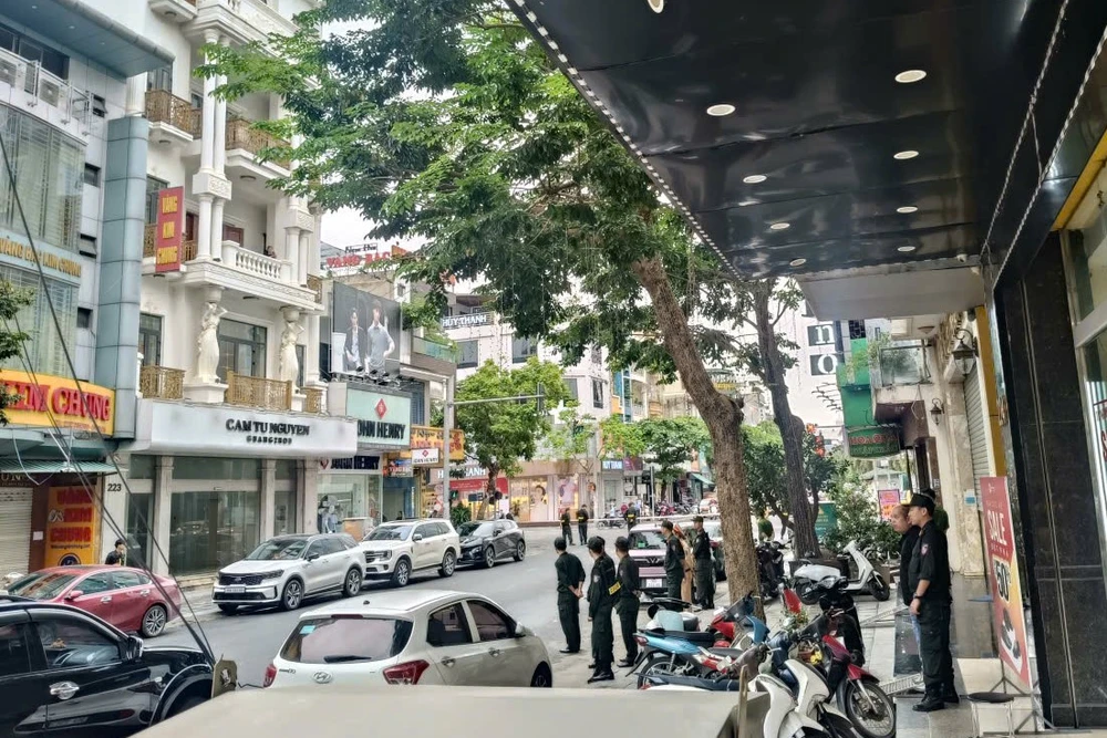 Hàng chục cảnh sát phong tỏa, xuất hiện trên phố tiệm vàng ở Thanh Hóa -2.jpg