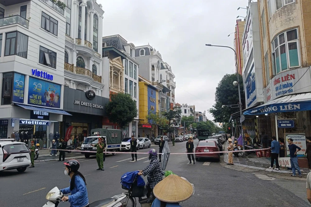 Hàng chục cảnh sát phong tỏa, xuất hiện trên phố tiệm vàng ở Thanh Hóa -.jpg