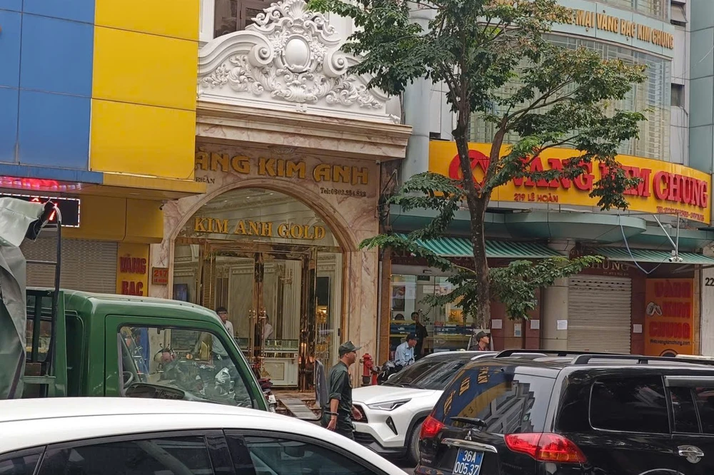 Hàng chục cảnh sát phong tỏa, xuất hiện trên phố tiệm vàng ở Thanh Hóa -7.jpg