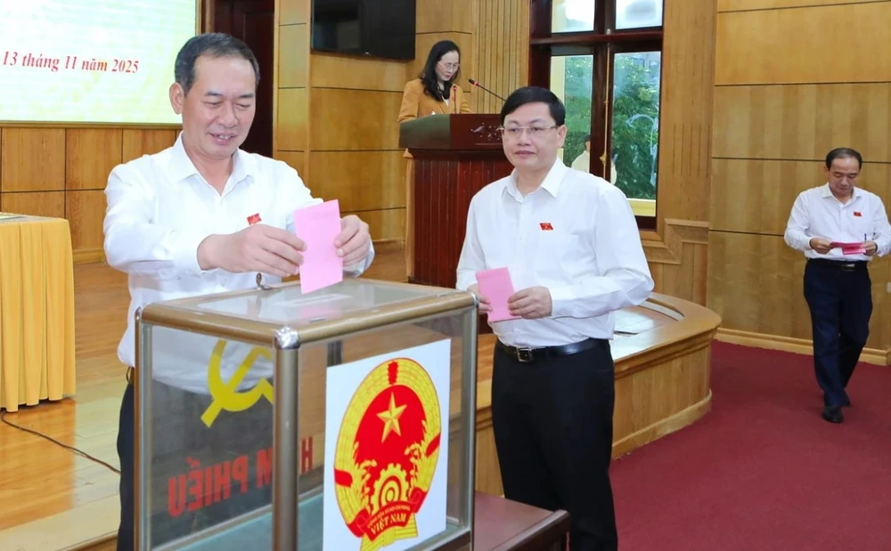 Thanh Hóa thông qua 7 nghị quyết, bầu bổ sung 3 Ủy viên UBND tỉnh -.jpg