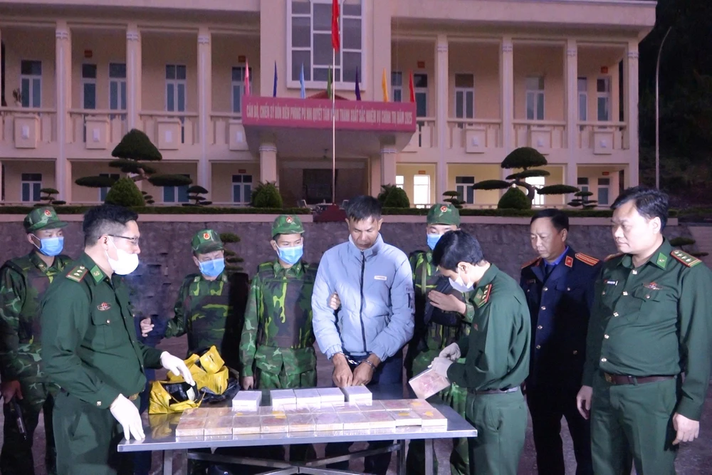 Biên phòng mật phục, khống chế kẻ vận chuyển thuê 30 bánh heroin ở Thanh Hóa -2.jpg