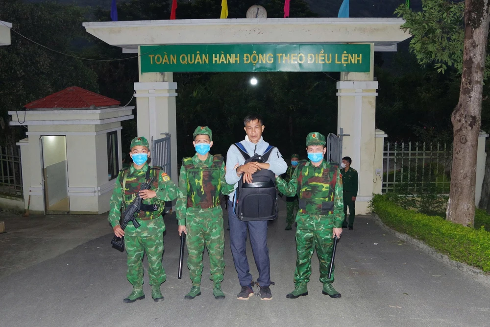 Biên phòng mật phục, khống chế kẻ vận chuyển thuê 30 bánh heroin ở Thanh Hóa -3.jpg