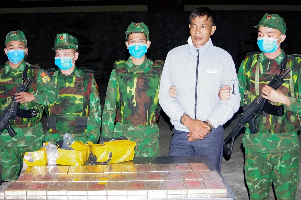 Biên phòng mật phục, khống chế kẻ vận chuyển thuê 30 bánh heroin ở Thanh Hóa -.jpg