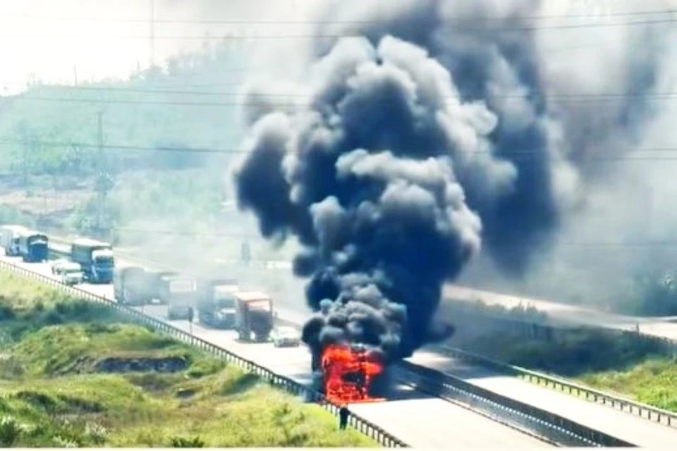 4 Xe tải bốc cháy dữ dội trên cao tốc Nghi Sơn Diễn Châu Thanh Hóa-3.jpg