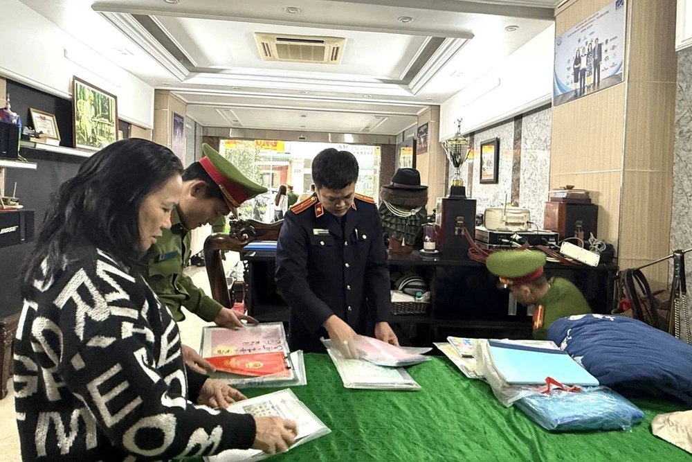 Toàn cảnh khám xét, bắt giam vợ chồng chủ tiệm vàng nổi tiếng ở Thanh Hóa - 2.jpg