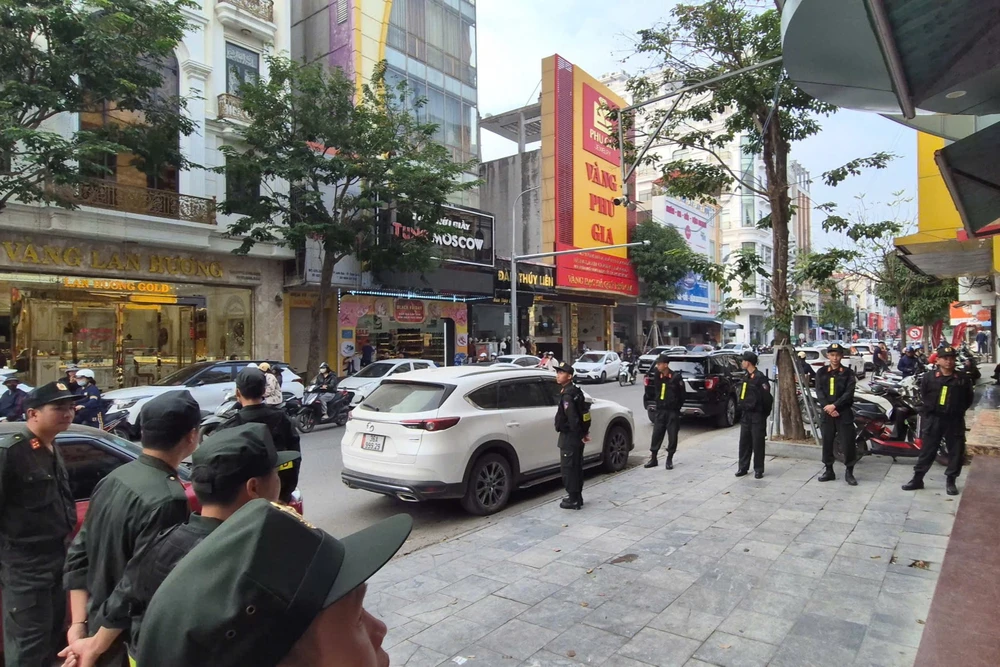 Toàn cảnh khám xét, bắt giam vợ chồng chủ tiệm vàng nổi tiếng ở Thanh Hóa - 5.jpg