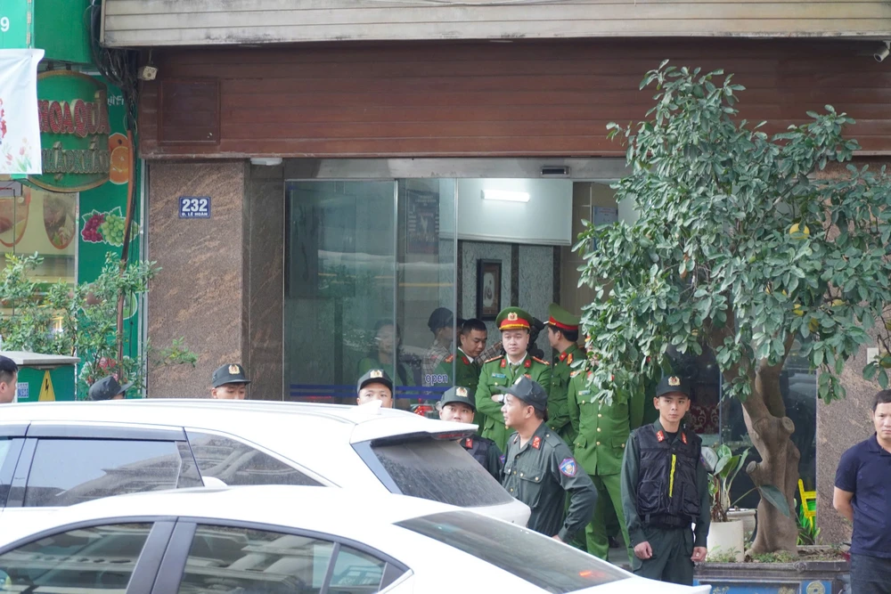 Toàn cảnh khám xét, bắt giam vợ chồng chủ tiệm vàng nổi tiếng ở Thanh Hóa - 6.jpg