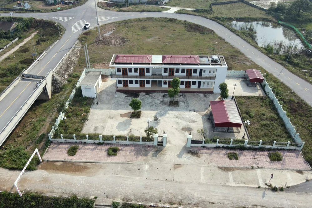 Nhà điều hành cầu sông Lèn.jpg