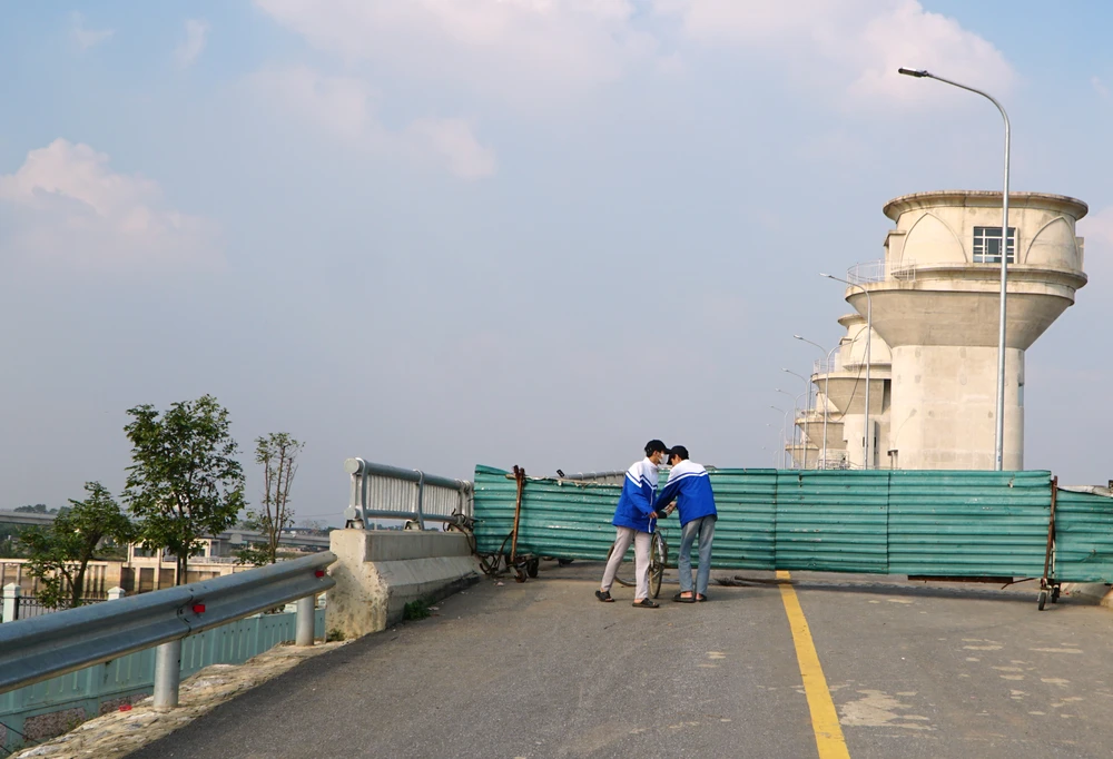 Toàn cảnh cây cầu ở Thanh Hóa xây xong, nhưng người dân vẫn phải đi đò -1.jpg