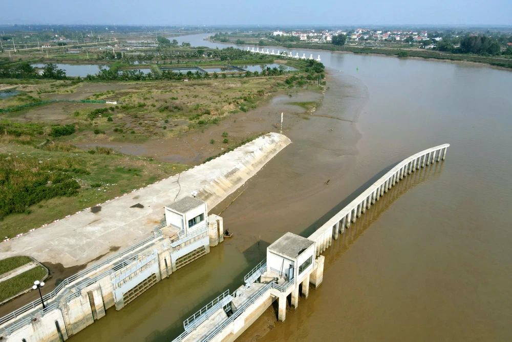 Toàn cảnh cây cầu ở Thanh Hóa xây xong, nhưng người dân vẫn phải đi đò -3.jpg