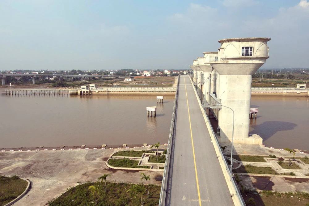 Toàn cảnh cây cầu ở Thanh Hóa xây xong, nhưng người dân vẫn phải đi đò -7.jpg