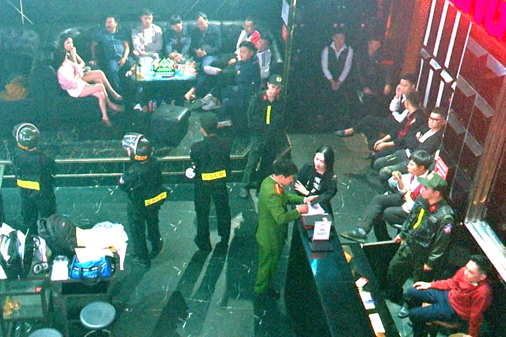 Kiểm tra hai quán bar ở Ninh Bình, bắt giữ nhiều đối tượng sử dụng ma túy-5.jpg