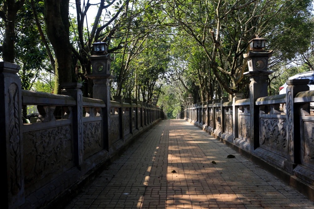 Toàn cảnh di tích quốc gia huyệt đạo Am Tiên - Đền Nưa trước khi chỉnh trang -2.JPG