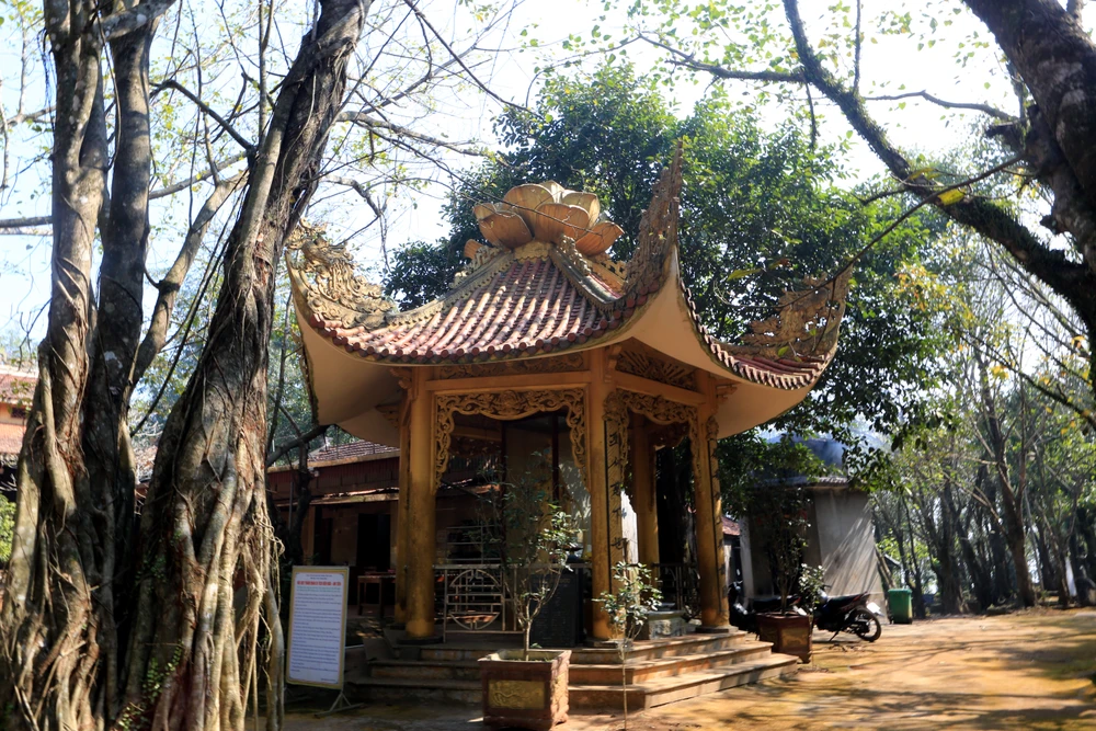 Toàn cảnh di tích quốc gia huyệt đạo Am Tiên - Đền Nưa trước khi chỉnh trang -5.JPG