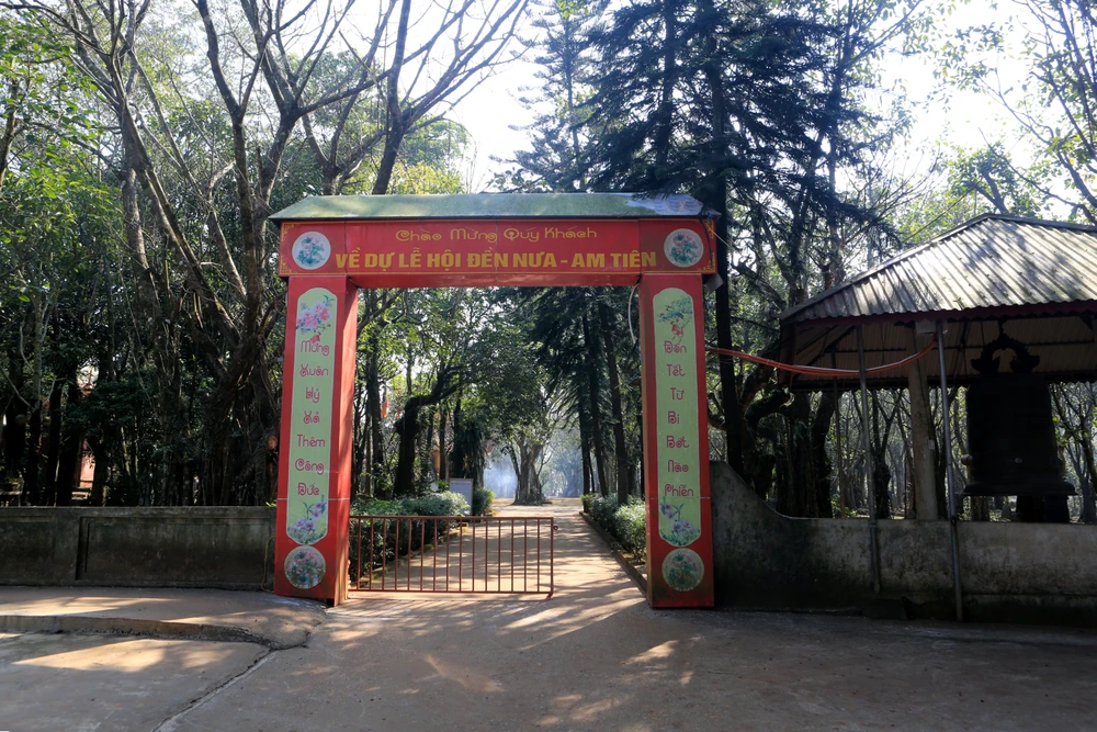 Toàn cảnh di tích quốc gia huyệt đạo Am Tiên - Đền Nưa trước khi chỉnh trang -.JPG