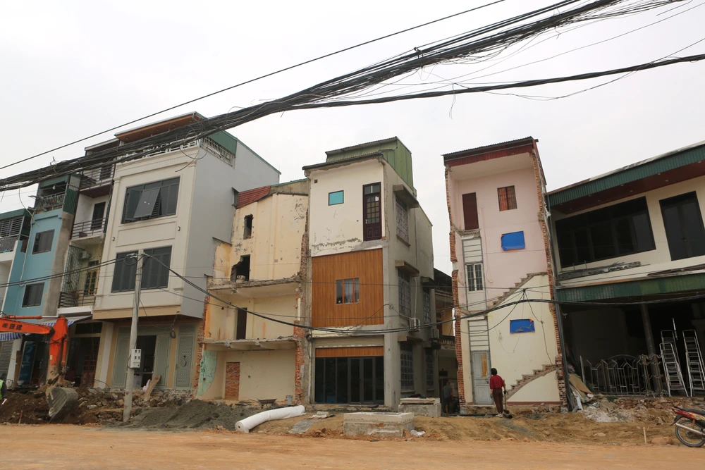 Phá dỡ hàng loạt nhà cao tầng trên đại lộ hơn 1.000 tỉ đồng ở Thanh Hóa-20.JPG