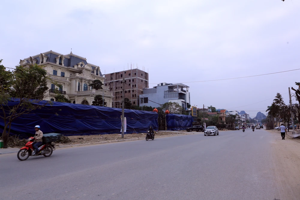 Phá dỡ hàng loạt nhà cao tầng trên đại lộ hơn 1.000 tỉ đồng ở Thanh Hóa-23.JPG