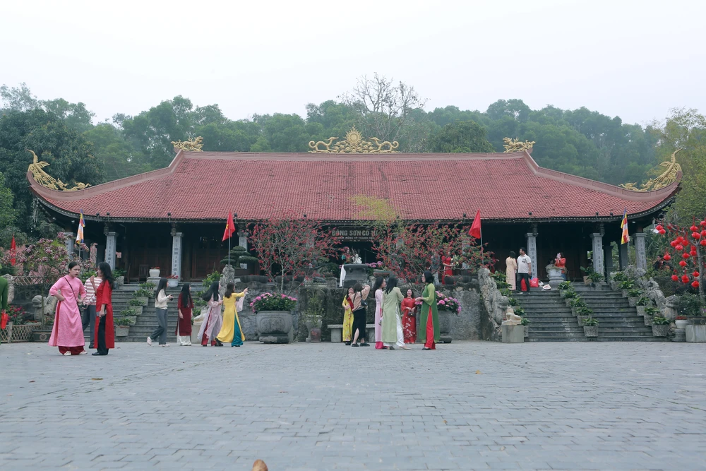 Giới trẻ rộn ràng chụp ảnh check – in ở ngôi chùa cổ ở Thanh Hóa-10.JPG