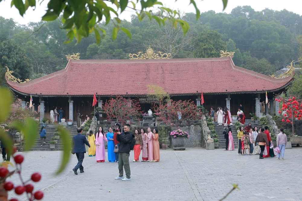 Giới trẻ rộn ràng chụp ảnh check – in ở ngôi chùa cổ ở Thanh Hóa-15.JPG