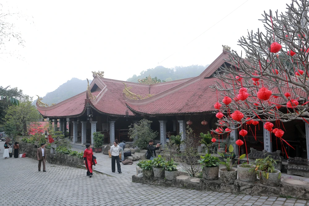 Giới trẻ rộn ràng chụp ảnh check – in ở ngôi chùa cổ ở Thanh Hóa-3.JPG