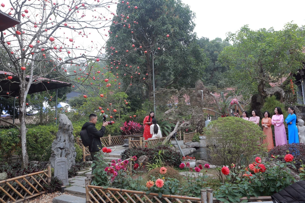 Giới trẻ rộn ràng chụp ảnh check – in ở ngôi chùa cổ ở Thanh Hóa-9.JPG