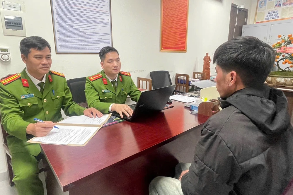 Công an truy bắt nam thanh niên cướp Iphone trên đường phố sau 2 giờ gây án-.jpg