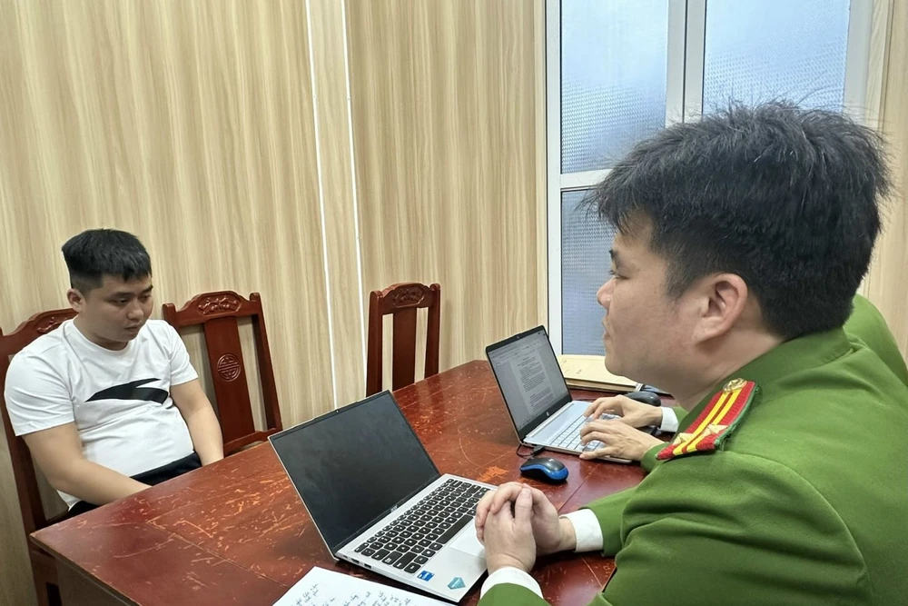 Công an truy bắt nam thanh niên cướp Iphone trên đường phố sau 2 giờ gây án-2.jpg