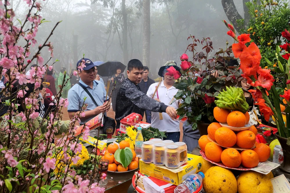 Cận cảnh đền Nưa - Am Tiên ở Thanh Hóa trong ngày mở cổng trời -12.jpg