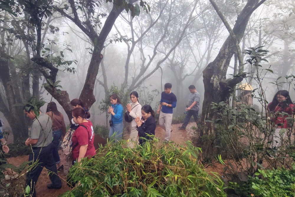 Cận cảnh đền Nưa - Am Tiên ở Thanh Hóa trong ngày mở cổng trời -13.jpg