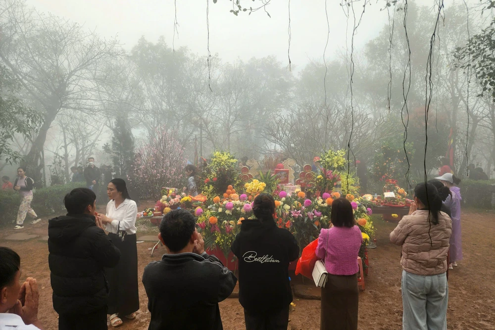 Cận cảnh đền Nưa - Am Tiên ở Thanh Hóa trong ngày mở cổng trời -14.jpg